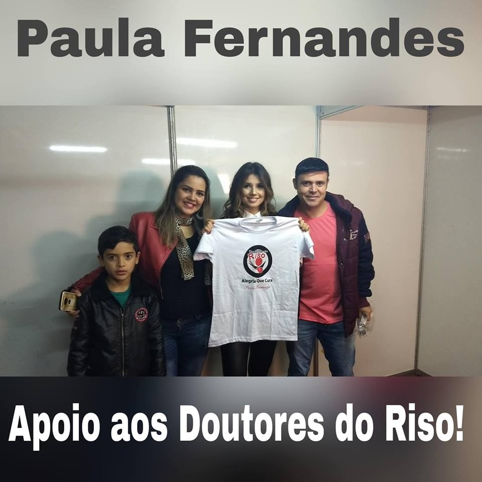 A Cantora Sertaneja apoiando o Projeto social Arujaense Doutores do Riso...